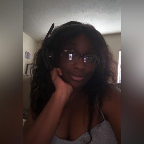 Meet your Posher, Katelyn - Picture 5 of 5